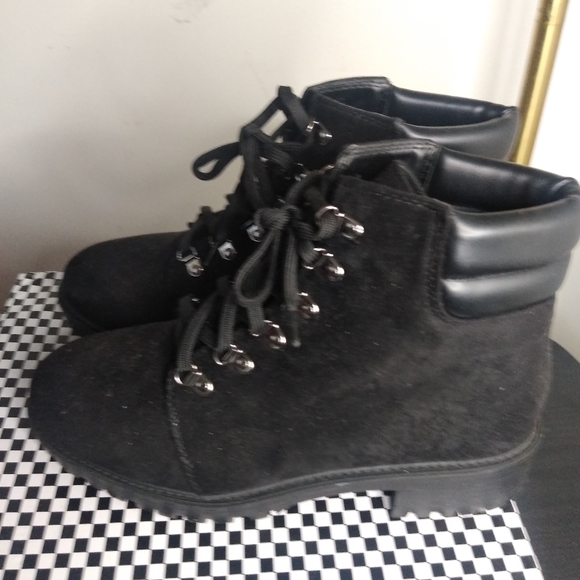 Boots - Picture 5 of 5